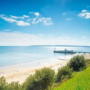 Holiday home Spacious 4 Bed Rooms, Parking, Garden And Near Parks, Beaches And, Bournemouth